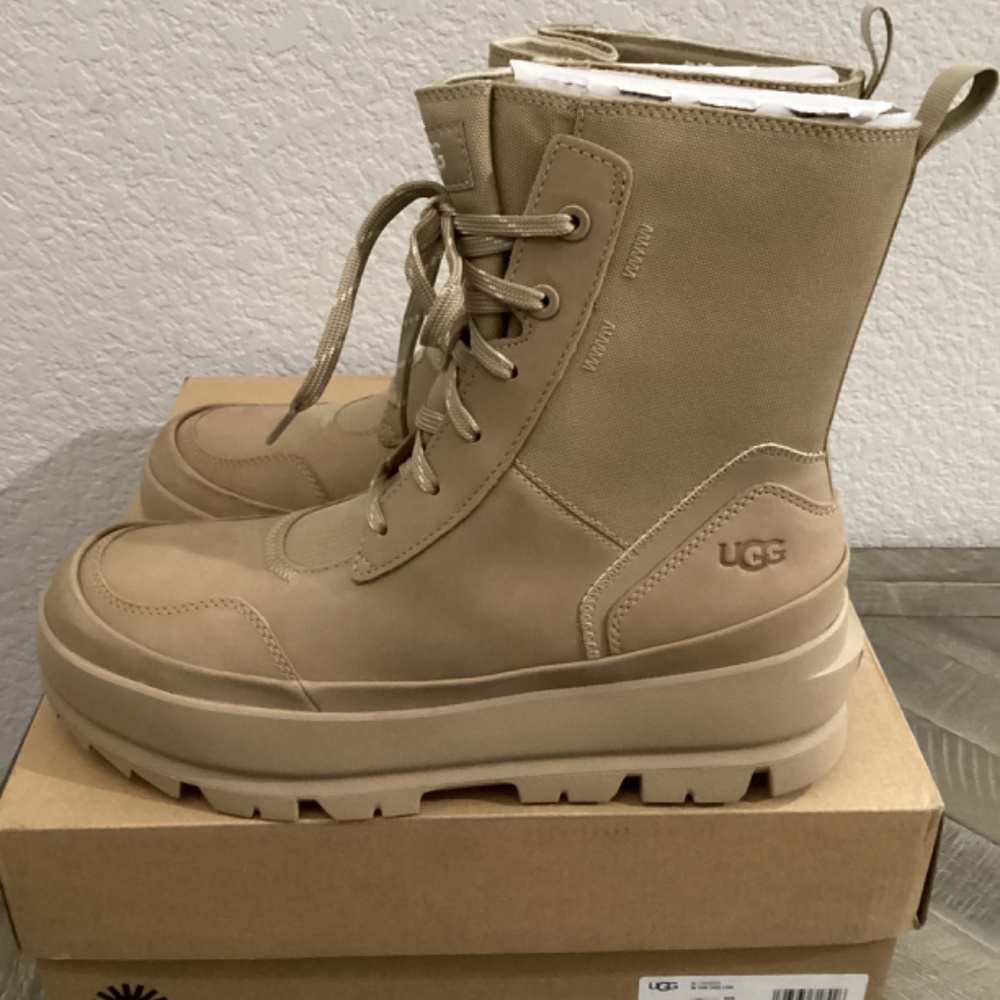 UGG® Women's The Ugg Lug Lace-Up Platform Boots, size 9.5 - Picture 4 of 9